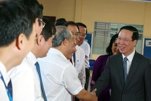 Chủ tịch nước Võ Văn Thưởng vui mừng và xúc động khi về thăm trường cũ.