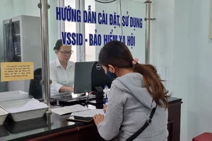 Người lao động ở Quảng Nam làm hồ sơ nhận BHXH 1 lần tại BHXH tỉnh Quảng Nam, sau thời gian nghỉ việc ở TP.HCM. Ảnh: V.LONG