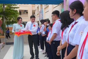 Tri ân các nhà giáo tiêu biểu, tặng thẻ BHYT cho học sinh khó khăn