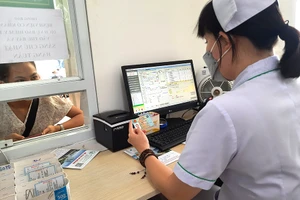 Sử dụng CCCD có gắn chip để đăng ký khám chữa bệnh là một trong những cải tiến của các BV trong chuyển đổi số. Ảnh: TRẦN NGỌC