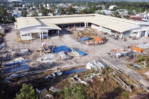 Chợ ở Bình Dương bỏ hoang hơn chục năm, nhưng dân phải buôn bán lề đường