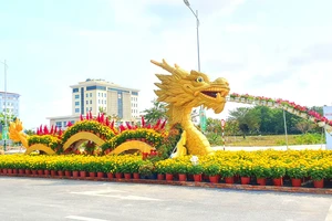 Linh vật rồng ở Vĩnh Long dẫn đầu đường gốm và hoa dài nhất Việt Nam 