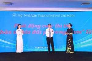 Phó Bí thư Thành uỷ Nguyễn Phước Lộc tham dự Ngày thơ Việt Nam 