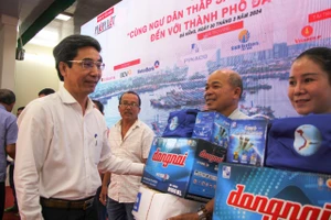 Toàn cảnh chương trình 'Cùng ngư dân thắp sáng đèn trên biển' tại TP Đà Nẵng