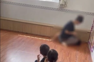 TP.HCM: Cô giáo mầm non ngồi lên người trẻ để cho ăn