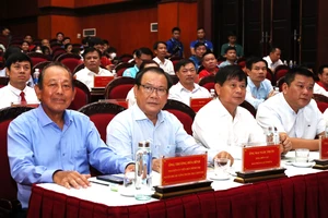 Chuyên gia, nhà quản lý cùng báo Pháp Luật TP.HCM hiến kế gỡ thẻ vàng cho hải sản Việt