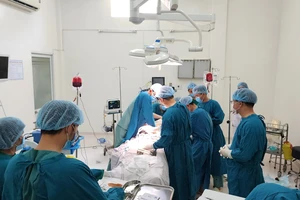 Báo động đỏ, nỗ lực cấp cứu 1 người nước ngoài bị đâm thấu ngực...