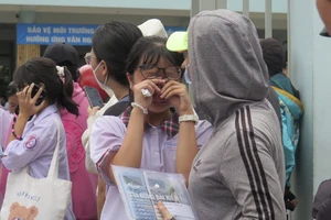 Thí sinh khóc với đề Toán thi vào lớp 10 