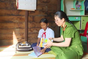 Ấm áp mô hình 'con nuôi công an'