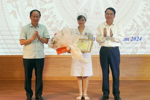 Khen thưởng nữ điều dưỡng cấp cứu bé sơ sinh ngừng tim, ngừng thở trên xe taxi