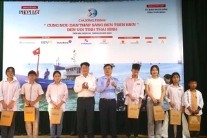 'Cùng ngư dân thắp sáng đèn trên biển' là chương trình có giá trị nhân văn lớn