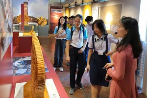 Chiêm ngưỡng cổ vật hàng trăm năm tuổi ở Những ngày Hà Nội tại TP.HCM