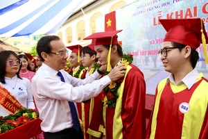 Hơn 23 triệu học sinh cả nước rộn ràng khai giảng năm học mới
