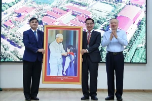 Phó Thủ tướng Thường trực Nguyễn Hòa Bình thăm một trường tư ở Đắk Lắk