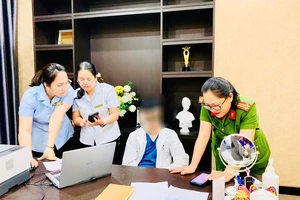 Lạ lùng cơ sở khám bệnh trong tiệm hớt tóc, 'bác sĩ' khám bệnh có chuyên ngành văn hóa