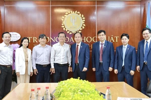 Báo Pháp Luật TP.HCM thăm, chúc mừng Đại học Luật TP.HCM nhân ngày 20-11