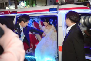 Xe cứu thương chở diễn viên đến họp báo ra mắt phim "Âm dương lộ"