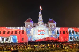 Ấn tượng với màn trình diễn mapping 3D trước UBND TP.HCM