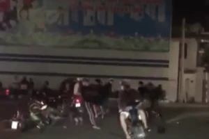 Bình Dương: Hàng chục thanh niên đánh nhau do mâu thuẫn từ việc nẹt pô xe