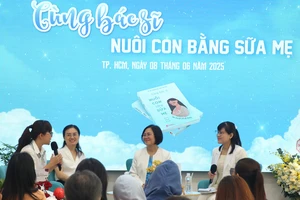 'Cùng bác sĩ nuôi con bằng sữa mẹ' với 100 câu hỏi thường gặp