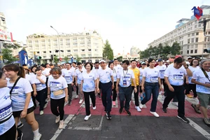 Giải đi bộ, chạy bộ 'Tự hào Thành phố tôi yêu' thu hút hơn 1.000 nhà báo tham dự
