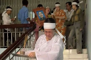 Cà Mau đang rà soát vụ người nhà mang di ảnh đến Trung tâm y tế 'trục vong'