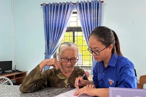 Cán bộ làm xuyên ngày nghỉ để chi trả 100.000 đồng quà Quốc khánh cho người dân