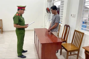 Người đàn ông tạt xăng, dọa thiêu sống bạn trai của vợ