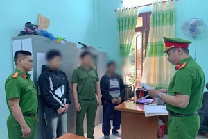 Bắt giam thanh niên ném gạch vào mặt người đang chạy xe máy