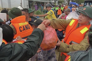 Đại tá quân đội kể chuyện cứu người trong mưa lũ lịch sử