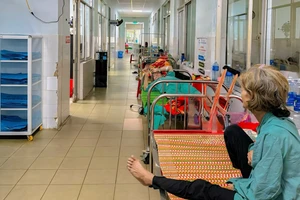 Bệnh viện quá tải nhưng khu điều trị gần 180 tỉ đồng lại nằm phơi nắng