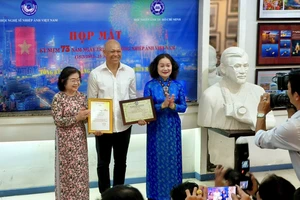 Nguyễn Á nhận tước hiệu Nghệ sĩ Nhiếp ảnh đặc biệt xuất sắc 