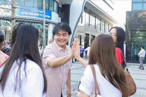 Hiệu trưởng đến tận điểm thi tiếp sức học trò thi đánh giá năng lực