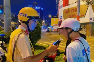 Dắt xe đi bộ để né đo nồng độ cồn thì có bị xử phạt?