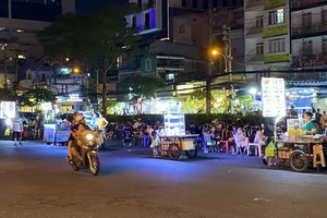 Dãy hàng rong “tung hoành” ở công viên 