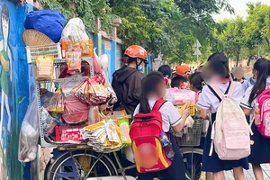Hàng rong trước cổng trường: Cần sớm dẹp bỏ!