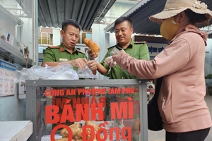 “Tủ bánh mì 0 đồng” của Công an phường Tam Phú, TP Thủ Đức