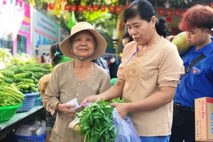 Rộn ràng Tết: Người dân tham gia chợ hoa, phiên chợ 0 đồng