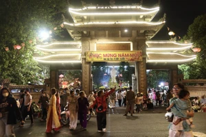 Sau giao thừa, người dân TP.HCM tấp nập đi lễ chùa