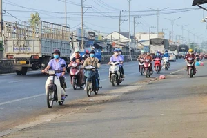 Nhiều công nhân thản nhiên chạy ngược chiều.