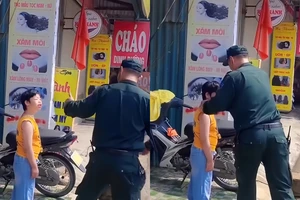 Chiến sĩ Cảnh sát cơ động tặng còi cho em bé nhận về cơn mưa lời khen