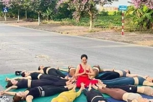 Dừng xe nhảy múa giữa đường: Cần chế tài nghiêm hơn!