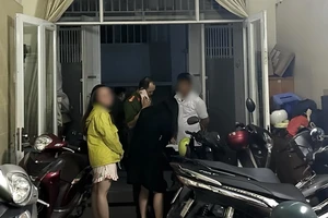 Kiểm tra cư trú lúc nửa đêm, người dân được từ chối không?