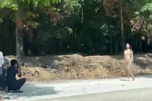 Khỏa thân chụp ảnh trên đường: Phản cảm nhưng ... 