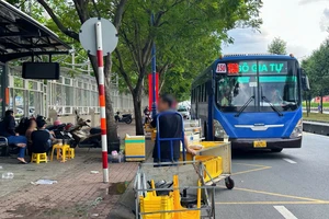 Ngán ngẩm vì nhiều điểm dừng xe buýt bị lấn chiếm