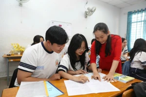 Miễn học phí cho con giáo viên: Cần xem xét kỹ!