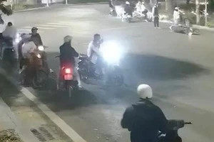 Vụ cô gái dừng đèn đỏ bị tông tử vong: Cần làm rõ trách nhiệm của phụ huynh!