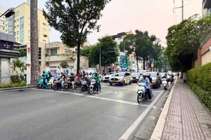 Thực hiện Nghị định 168: Người dân TP HCM hết dám "leo lề, vượt đèn đỏ, chạy ngược chiều"