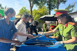 Nhiều vũ khí 'nóng' được người dân tự nguyện giao nộp