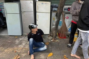 Người dân tóm gọn 2 kẻ cướp giật iPhone ở TP Thủ Đức 